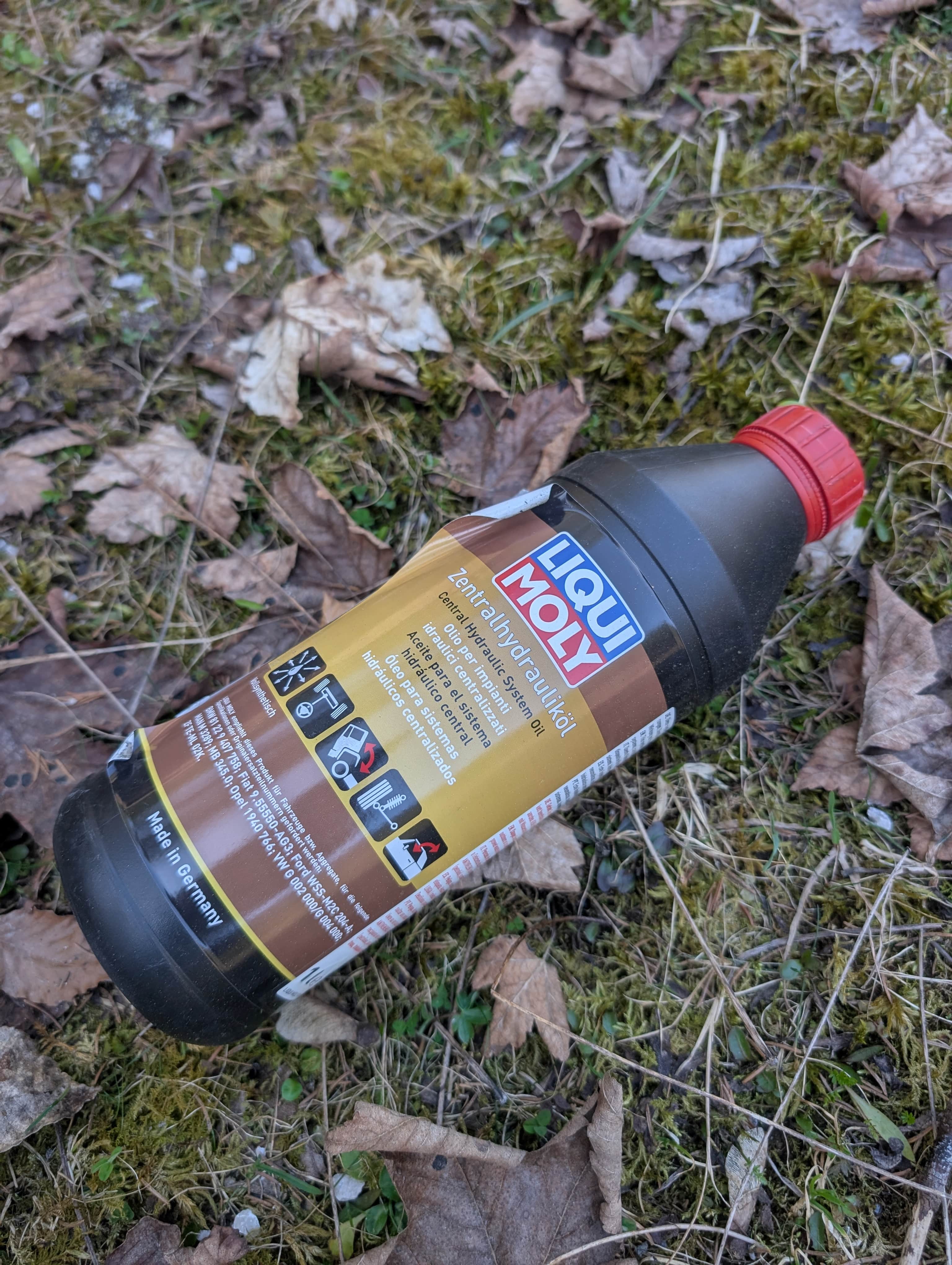 Sogar Ölbehälter wurden in der Natur gefunden